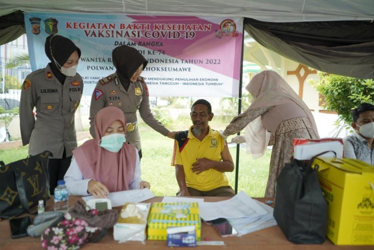 Polwan Polres Lhokseumawe menggelar bakti kesehatan