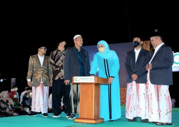 Gubernur Jawa Timur, Khofifah Indar Parawansa menekan tombol tanda dimulainya peringatan 1 abad NU di Tugu Pahlawan (Tupal) Fashion Night