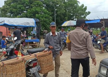Personel Polsek Muara Batu melaksanakan patroli rutin dalam rangka mengantisipasi gangguan Kamtibmas di seputaran Kecamatan Muara Batu