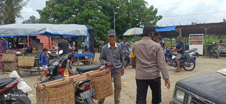 Personel Polsek Muara Batu melaksanakan patroli rutin dalam rangka mengantisipasi gangguan Kamtibmas di seputaran Kecamatan Muara Batu
