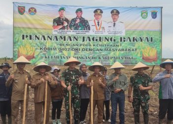 Prajurit Kodim 0402/OKI melakukan penanaman jagung di lahan rawan Karhutlah di Kecamatan Mesuji dan Sungai Menang Kabupaten Ogan Komering Ilir