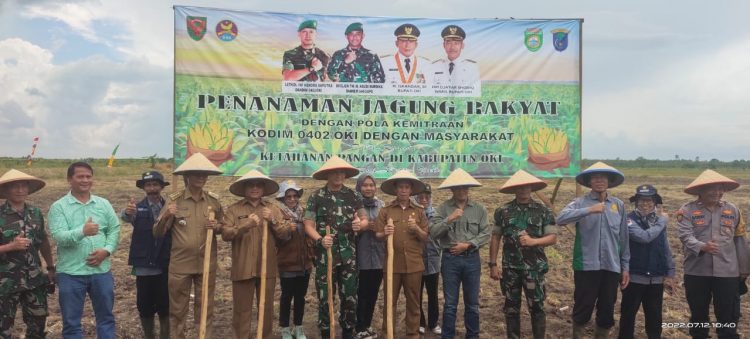 Prajurit Kodim 0402/OKI melakukan penanaman jagung di lahan rawan Karhutlah di Kecamatan Mesuji dan Sungai Menang Kabupaten Ogan Komering Ilir
