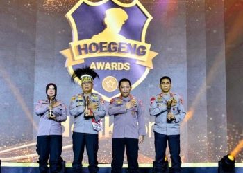Kapolri Jenderal Listyo Sigi bersama Para Peraih Penghargaan Hoegeng Award