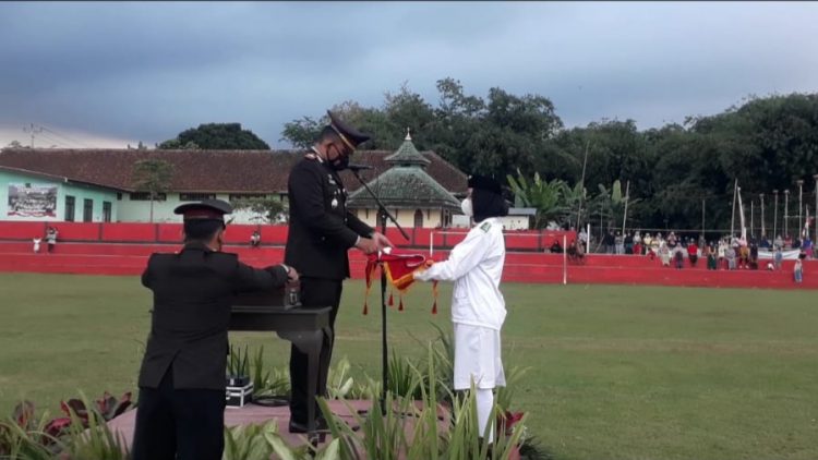 Upacara penurununan Bendera dalam Rangka HUT Kemerdekaan RI ke 77 tingkat kecamatan Kutasari yang dilaksanakan pada Tanggal 17 Agustus 2022