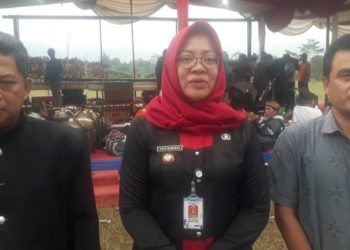 Ratusan Masyarakat Lambur baik tua muda anak anak padati Lapangan Gelora Taruna Bakti tempat dilaksanakan kegiatan Sedekah Bumi Ruwat Bumi