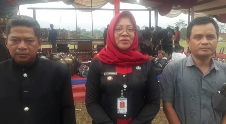 Ratusan Masyarakat Lambur baik tua muda anak anak padati Lapangan Gelora Taruna Bakti tempat dilaksanakan kegiatan Sedekah Bumi Ruwat Bumi