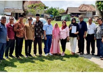 Dari kiri ke kanan : Suparman, Robinhoot, Makmun, Andy (Ka.Adat Tg.Batu), Ediman Kalung, Saibi (Tokoh Masy T.Batu), M.Teguh, Ny.Saibi, Murni, Sulastry Listiadi, Zulkifli, Syarkowi dan Burhani