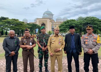 Komandan Kodim 0103/Aut Letkol Inf Hendrasari Nurhono S.I.P., M.I.P., Hadiri Acara Gerakan Pembagian 10 Juta Bendera Merah Putih yang dilaksanakan di Lapangan Hiraq