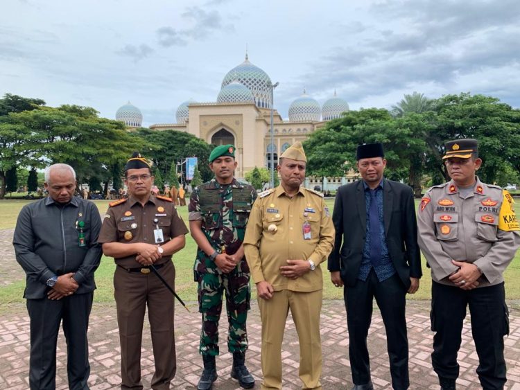 Komandan Kodim 0103/Aut Letkol Inf Hendrasari Nurhono S.I.P., M.I.P., Hadiri Acara Gerakan Pembagian 10 Juta Bendera Merah Putih yang dilaksanakan di Lapangan Hiraq