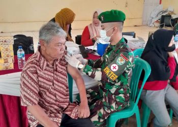 Tim kesehatan Yonif 312/KH bekerjasama dengan Aparat Kewilayahan dari Pemerintah Desa, melaksanakan pelayanan kesehatan dan sosialisasi Stunting kepada warga masyarakat Desa Jalupang