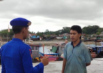 Polair Polres Bangka Barat melaksanakan Patroli Dialogis dengan masyarakat yang berada di pelabuhan Mentok