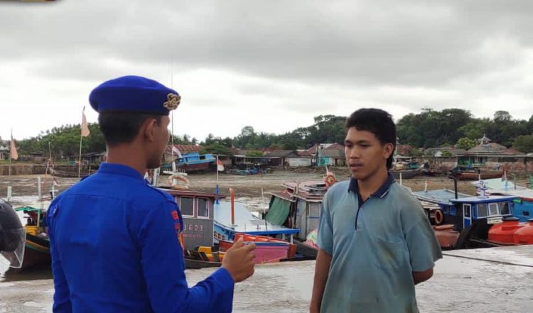Polair Polres Bangka Barat melaksanakan Patroli Dialogis dengan masyarakat yang berada di pelabuhan Mentok