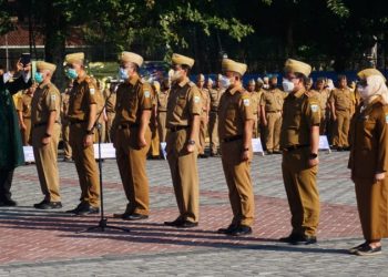 Bupati Garut, Rudy Gunawan melantik 7 Pegawai Negeri Sipil (PNS) dalam Jabatan Pimpinan Tinggi Pratama, di Lapang Sekretariat Daerah (Setda) Garut