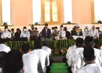 Presiden Joko Widodo dalam sambutannya pada acara Zikir dan Doa Kebangsaan 77 Tahun Indonesia Merdeka di halaman Istana Merdeka