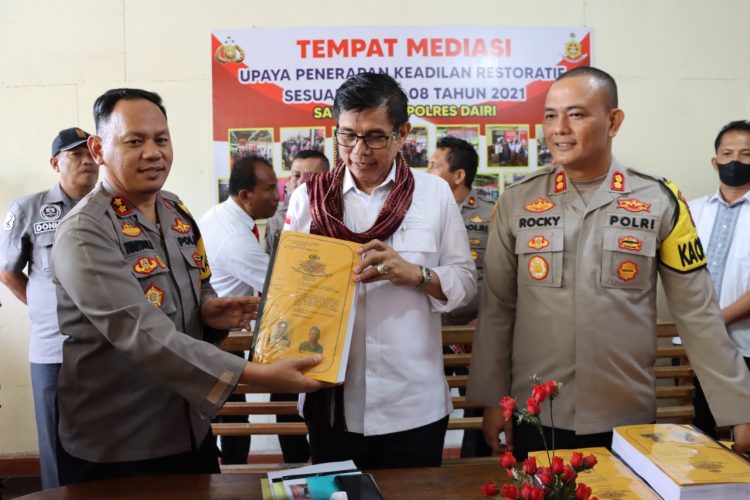 Kapolres Dairi AKBP Wahyudi Rahman, S.H, S.I.K, M.M berserta seluruh Personil Polres Dairi menyambut Kunjungan Kerja Reses Anggota komisi DPR RI Komisi III DR. Hinca Panjaitan, SH, MH, ACCS