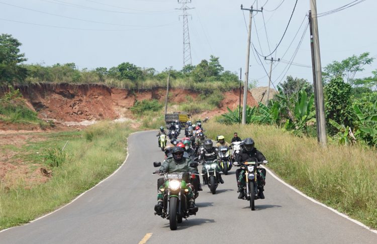 Pangdam III/Slw Mayjen TNI Kunto Arief Wibowo S.I.P., didampingi Ketua Persit Kartika Chandra Kirana Daerah III/Slw Ny. Mia Kunto Arief Wibowo bersama para Asisten dan Kabalakdam beserta istri kembali melaksanakan Touring ke wilayah jajaran Kodam III/Slw
