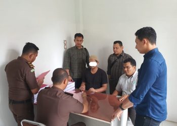 Satreskrim Polres Lhokseumawe menyerahkan tiga tersangka dan barang bukti tahap II tindak pidana korupsi pengelolaan Dana Desa Blang Talon