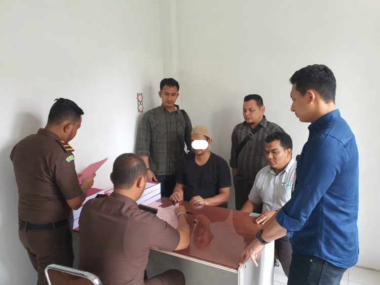 Satreskrim Polres Lhokseumawe menyerahkan tiga tersangka dan barang bukti tahap II tindak pidana korupsi pengelolaan Dana Desa Blang Talon