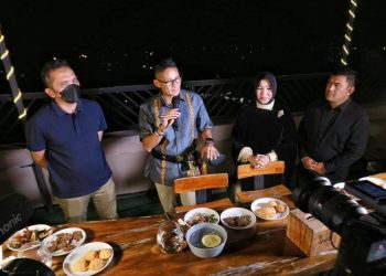 Menteri Pariwisata dan Ekonomi Kreatif (Menparekraf) Sandiaga Salahuddin Uno melakukan pertemuan dalam kegiatan Meet, Eat and Talk (MET) Aceh Culinary Festival 2022