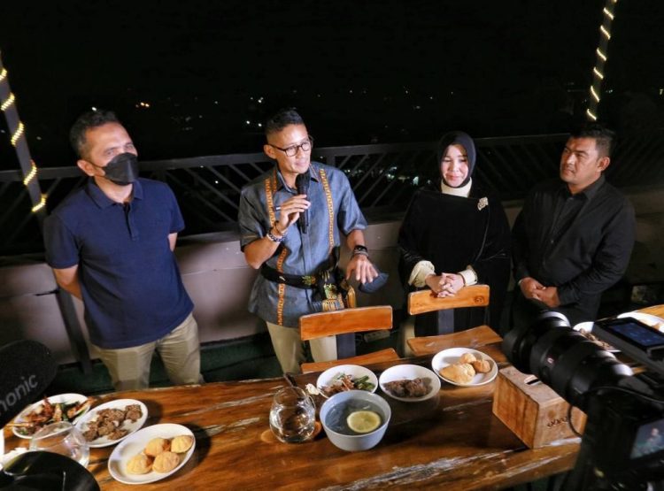 Menteri Pariwisata dan Ekonomi Kreatif (Menparekraf) Sandiaga Salahuddin Uno melakukan pertemuan dalam kegiatan Meet, Eat and Talk (MET) Aceh Culinary Festival 2022
