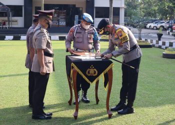 Polresta Banyumas melaksanakan kegiatan Upacara Serah Terima Jabatan dan Pengambilan Sumpah Kabag Ren serta Kapolsek Jajaran