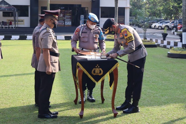 Polresta Banyumas melaksanakan kegiatan Upacara Serah Terima Jabatan dan Pengambilan Sumpah Kabag Ren serta Kapolsek Jajaran