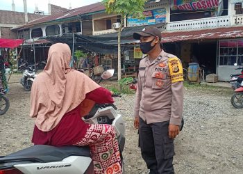Dua personel Polsek Sawang, Polres Lhokseumawe melakukan patroli di sejumlah lokasi publik dan pusat keramaian