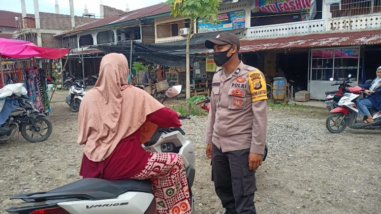 Dua personel Polsek Sawang, Polres Lhokseumawe melakukan patroli di sejumlah lokasi publik dan pusat keramaian