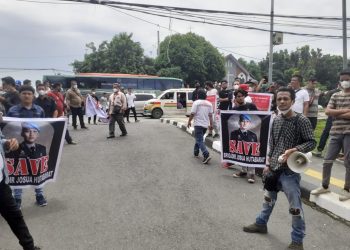 Aliansi Pemuda dan Mahasiswa Sumatera Utara yang tergabung dari elemen organisasi pemuda, Lembaga Swadaya Masyarakat (LSM) dan mahasiswa melakukan unjuk rasa (unras) dan orasi damai