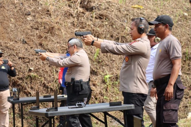Polres Ciamis melaksanakan latihan menembak dalam rangka peningkatan kemampuan setiap anggota