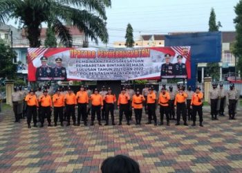 Kapolres Tasikmalaya Kota AKBP Aszhari Kurniawan memimpin Upacara Pemberangkatan Pembinaan Tradisi Kesatuan Pembaretan Bintara Remaja lulusan Tahun 2021