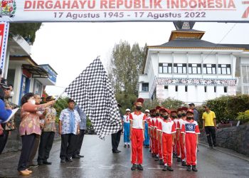 Bupati Karo Cory S. Sebayang, melepas gerak jalan antar pelajar di daerah Kabupaten Karo dalam rangka merayakan Hari Kemerdekaan Republik Indonesia ke-77