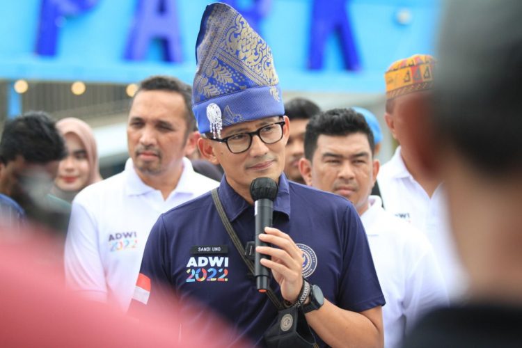 Menteri Pariwisata dan Ekonomi Kreatif (Kemenparekraf) RI Sandiaga Uno berkunjung ke Desa Wisata Ulee Lheue di Banda Aceh
