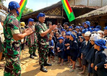 Pangdam III/Slw Mayjen TNI Kunto Arief Wibowo S.I.P., didampingi Ketua Persit Kartika Chandra Kirana Daerah III/Slw Ny. Mia Kunto Arief Wibowo beserta para Asisten dan Kabalakdam, menyapa warga masyarakat Baduy Luar