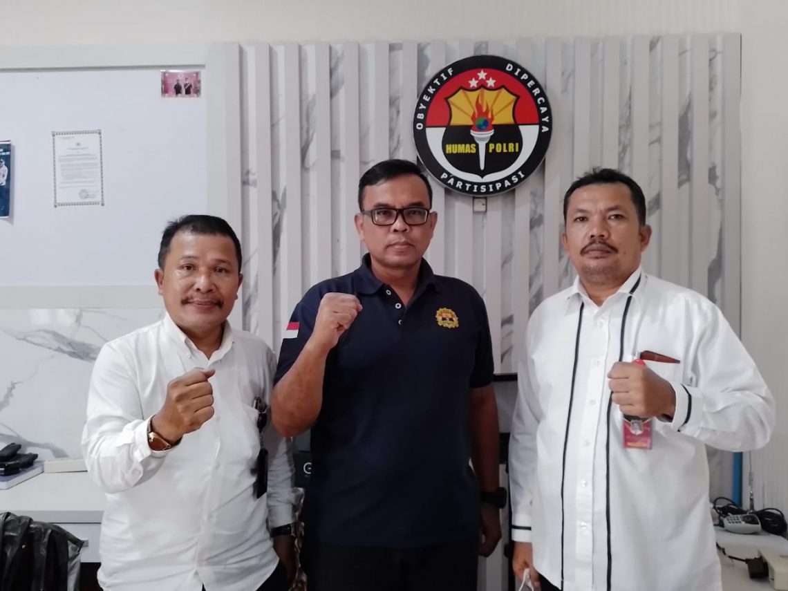 Sesi Foto Bersama Bapak Jimmy Sihotang, S.H beserta Staff dengan Humas Polres Metro Kabupaten Bekasi AKP H.P Sitompul di ruang kerjanya