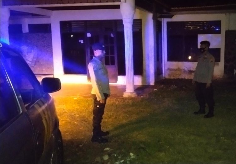 Personel Polsek Banda Sakti malaksanakan patroli malam hari guna mencegah gangguan Kamtibmas