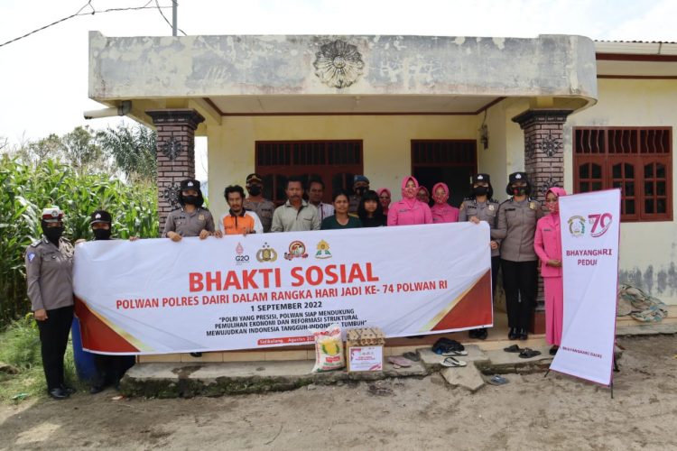 Polwan Polres Dairi bersama dengan Pc. Bhayangkari Cabang Dairi berikan bantuan Kepada Masyarakat Yang Terdampak Bencana Kebakaran Rumah