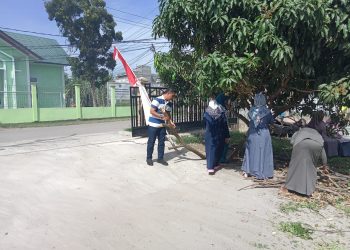 Camat beserta seluruh Staf kantor kecamatan Muara Batu melaksanakan gotong royong bersama