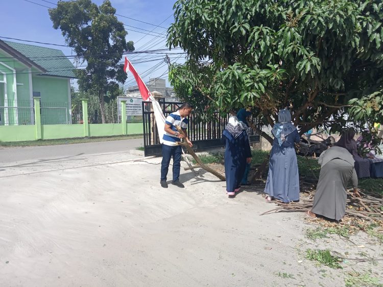 Camat beserta seluruh Staf kantor kecamatan Muara Batu melaksanakan gotong royong bersama