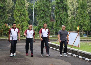 Pejabat Utama (PJU) Polda Banten bersama personel melaksanakan kegiatan olahraga jogging di Lapangan Polda Banten