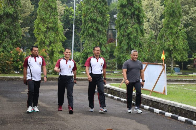 Pejabat Utama (PJU) Polda Banten bersama personel melaksanakan kegiatan olahraga jogging di Lapangan Polda Banten