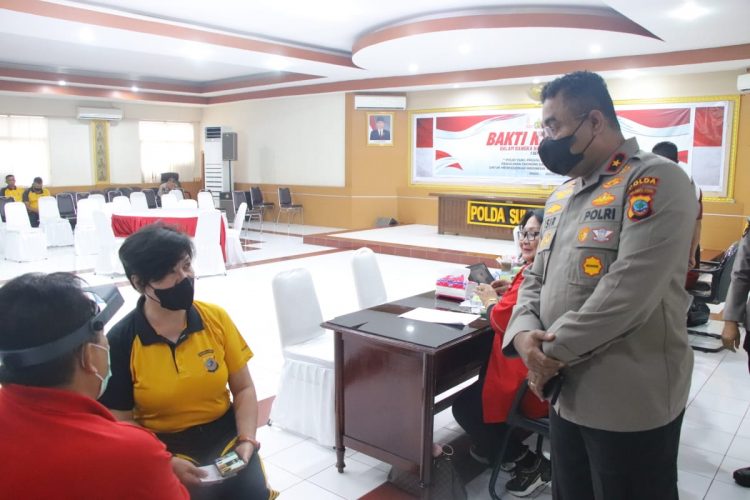 Polda Sulawesi Utara (Sulut) menggelar bakti kesehatan berupa pemeriksaan mata dan pemberian kaca mata baca secara gratis