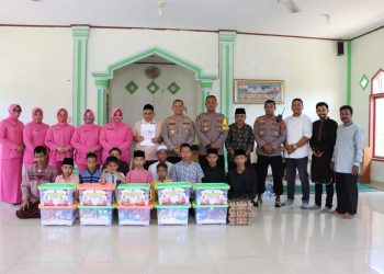 Kapolres Lhokseumawe AKBP Henki Ismanto, SIK bersama Ketua Bhayangkari Cabang Lhokseumawe, Ny Resti Henki Ismanto mengunjungi dan menyerahkan bantuan sosial di Panti Asuhan Muhammadiyah Lhokseumawe