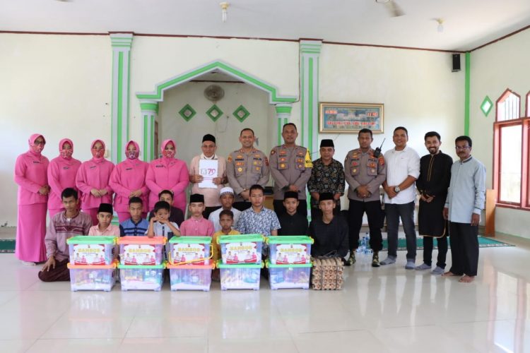Kapolres Lhokseumawe AKBP Henki Ismanto, SIK bersama Ketua Bhayangkari Cabang Lhokseumawe, Ny Resti Henki Ismanto mengunjungi dan menyerahkan bantuan sosial di Panti Asuhan Muhammadiyah Lhokseumawe