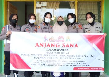 Dalam rangka HUT Polwan ke 74, Polwan Polres Lhokseumawe menyalurkan tali asih kepada salah satu anggota yang menderita sakit menahun di Asrama Polisi (Aspol) Gampong Batuphat Barat