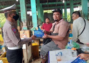 Personel Satlantas Polres Aceh Tamiang (Ipda Adi Nuar dan Aipda Anton) melaksanakan kegiatan sosialisasi Undang Undang Nomor 22 Tahun 2009 tentang Lalu Lintas dan Angkutan Jalan (LLAJ)