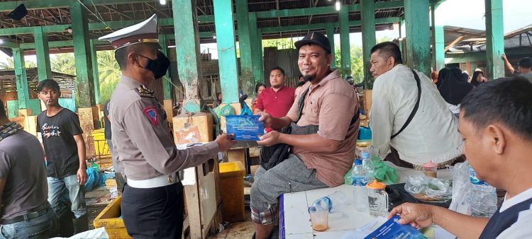 Personel Satlantas Polres Aceh Tamiang (Ipda Adi Nuar dan Aipda Anton) melaksanakan kegiatan sosialisasi Undang Undang Nomor 22 Tahun 2009 tentang Lalu Lintas dan Angkutan Jalan (LLAJ)