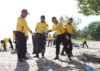 Jajaran Polres Lhokseumawe bersama pengurus Bhayangkari Cabang Lhokseumawe menggelar bakti sosial berupa gotong royong membersihkan lokasi wisata pantai Lancok