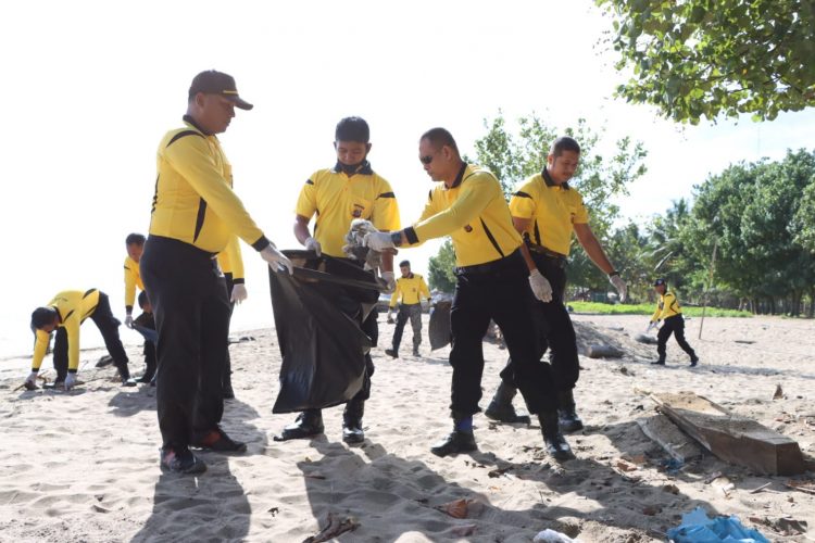 Jajaran Polres Lhokseumawe bersama pengurus Bhayangkari Cabang Lhokseumawe menggelar bakti sosial berupa gotong royong membersihkan lokasi wisata pantai Lancok