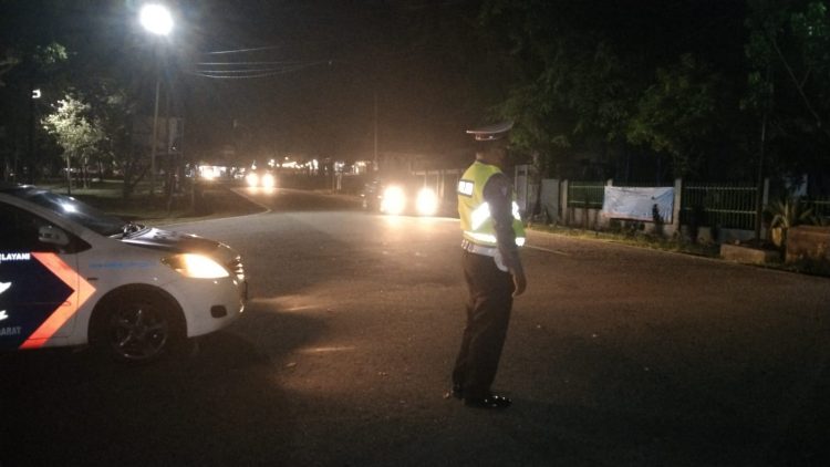 Personil Satlantas Polres Bangka Barat melaksanakan patroli pada malam hari